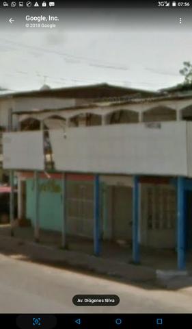 Alugo Salão Comercial com frente de vidro contendo patio e grade