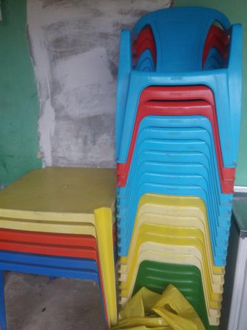 Mesa de plástico com 4 cadeiras coloridas