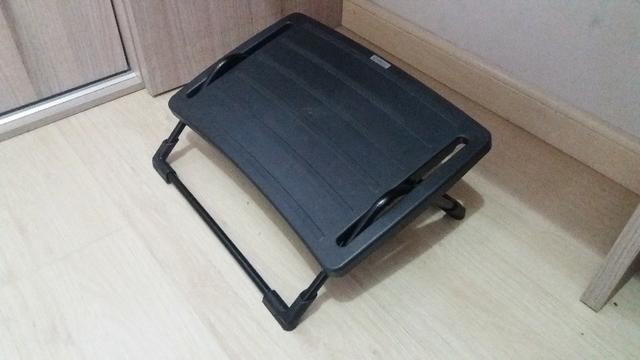 Apoio ergonômico para os pés com regulagem
