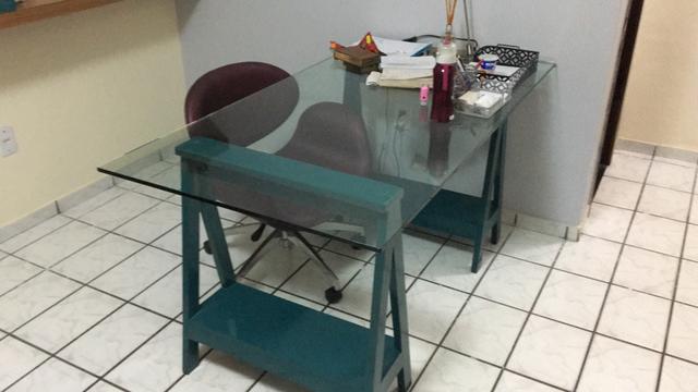 Mesa com cavaletes e vidro mesa linda