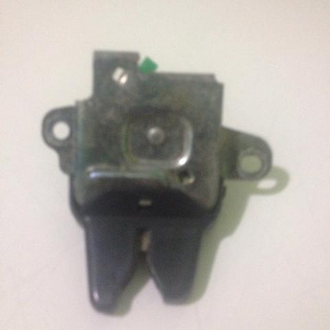 Trinco tampa da mala corola xei 2000 e Honda 2000