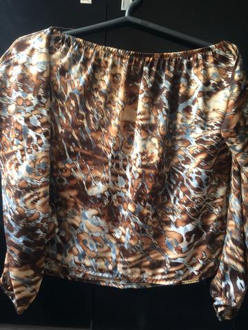 Blusinha tomara que caia com manga longa