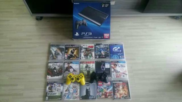 Playstation 3 com jogis e controles
