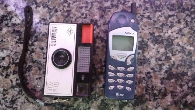 Máquina fotográfica e celular antigos