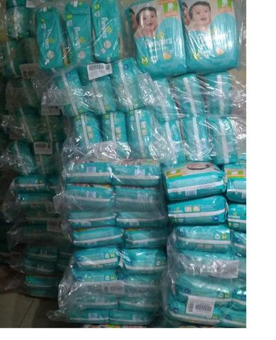 Fardos de fraldas Pampers
