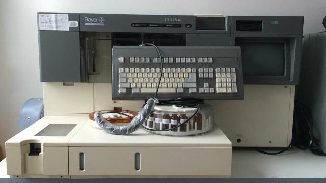 Analisador de bioquímica express plus bayer 550.
