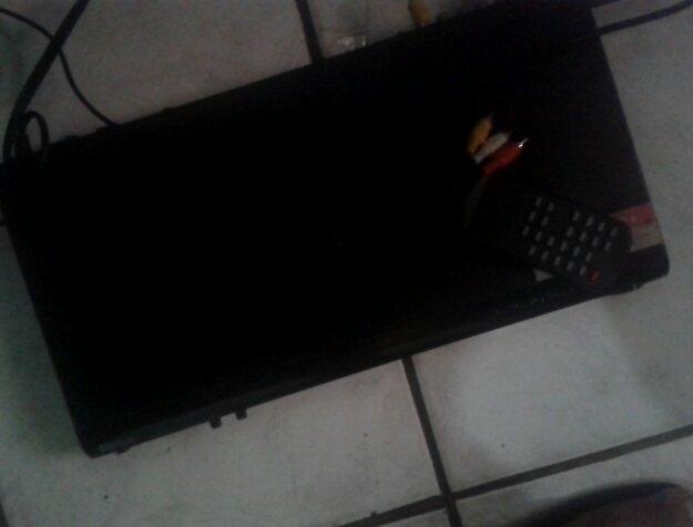 Aparelho de dvd / 60 reais / marca philco / com controle e cabos inclusos