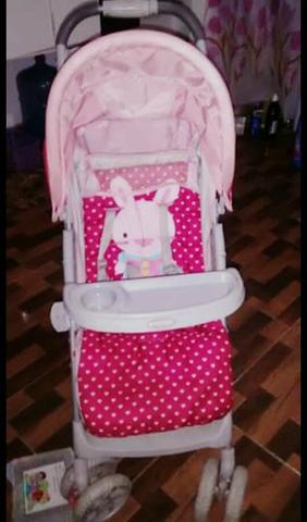 Carrinho de bebê rosa semi novo