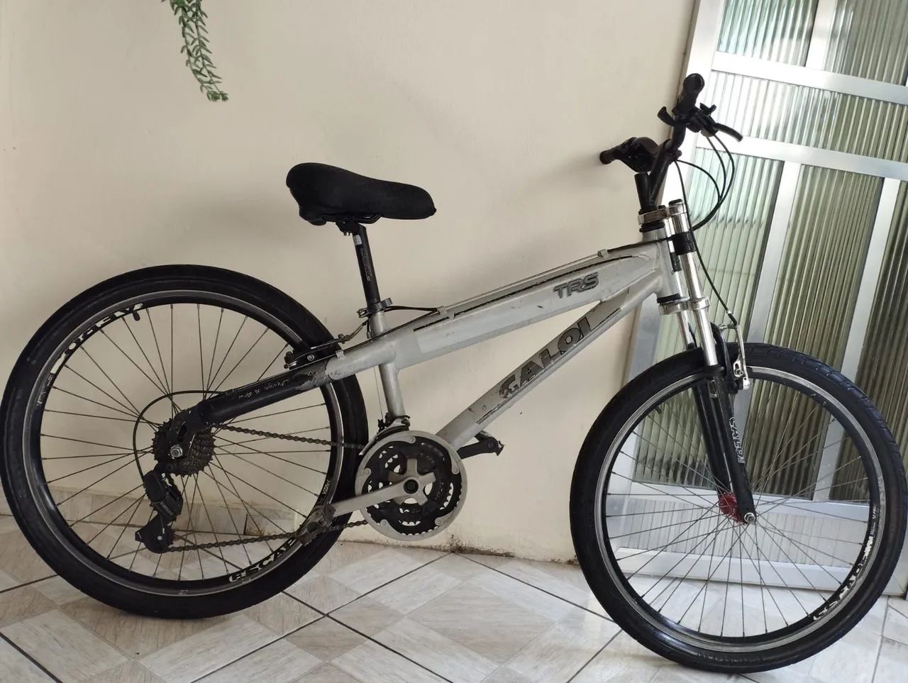 Bicicletas Por Mil Reais Uma Mo O De V E Uma Caloi Ciclismo