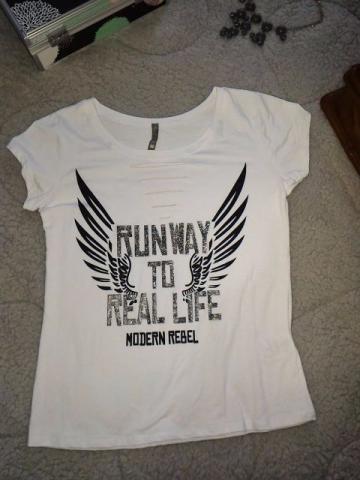 Camiseta Branca com Estampa Preta e Glitter e Cortes à Laser