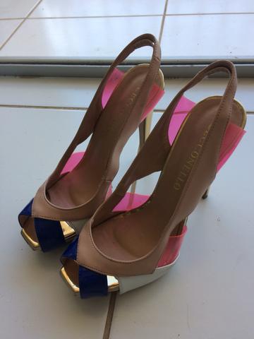 Sandália com detalhe em silicone