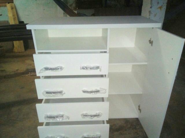 Vendo cômoda nova fabricação própria de cor branca 4 gavetas com sapateiro