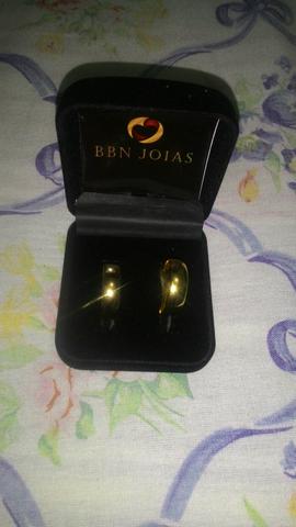 Vendo uma par de alinça nova nunca usada banhada a ouro tem a notinha de garantia