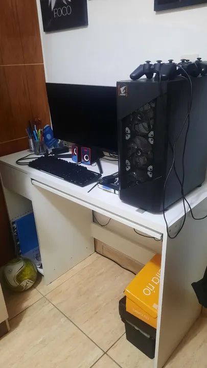 Pc completo mesa teclado monitor e mouse além das duas caixas de