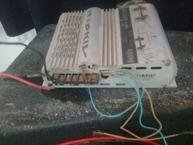 Caixa com 2 auto falante de 12 e 3 twite. O caixa é todo forrado no bate pedra e - Foto 2
