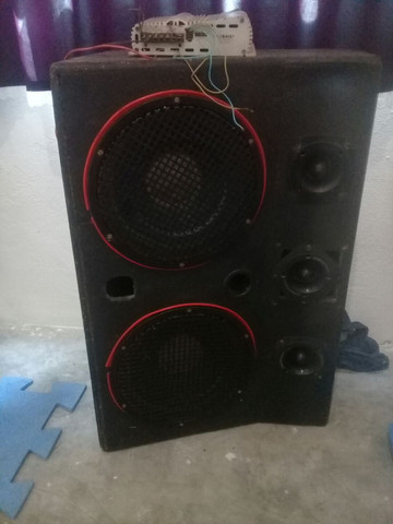 Caixa com 2 auto falante de 12 e 3 twite. O caixa é todo forrado no bate pedra e - Foto 6