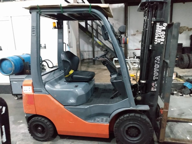 Empilhadeira Toyota 8FG18 2014 triplex deslocador 