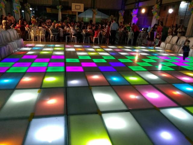 Palco, tablado de vidro, sonorização digital, grides iluminação dj e banda - Foto 3
