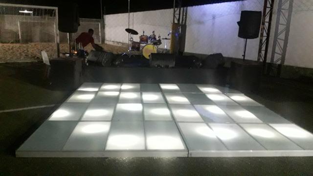 Palco, tablado de vidro, sonorização digital, grides iluminação dj e banda - Foto 2