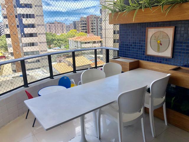 Lindo apartamento com 4/4 , ampla varanda com vista para o mar - Foto 4