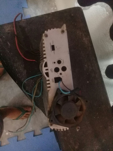Caixa com 2 auto falante de 12 e 3 twite. O caixa é todo forrado no bate pedra e - Foto 3