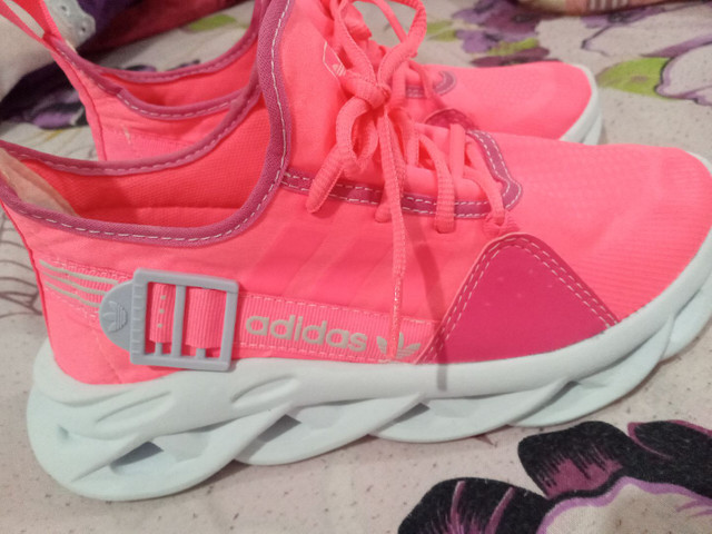 tenis adidas rosa neon