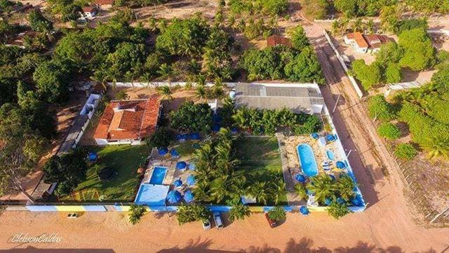 Restaurante/bar mobiliado + Balneário (piscinas) + Casa ampla (~15 cômodos)