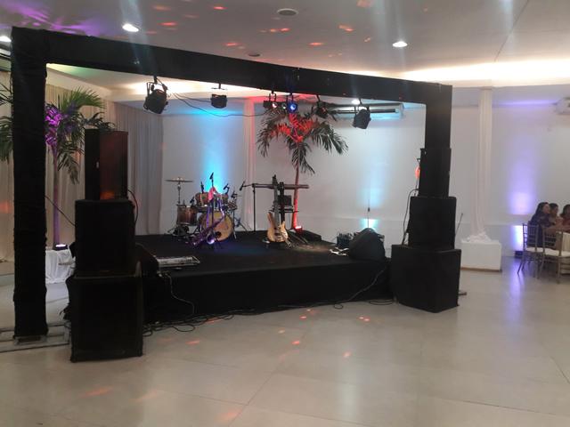 Palco, tablado de vidro, sonorização digital, grides iluminação dj e banda