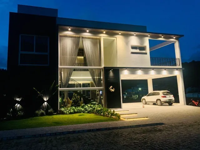 Casa em condomínio de alto padrão, Balneário Camboriú, 5 suítes, 6 vagas!