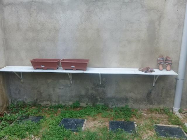 2 pratileiras de ferro e 4 vasos retangulares , tudo por 100 reais