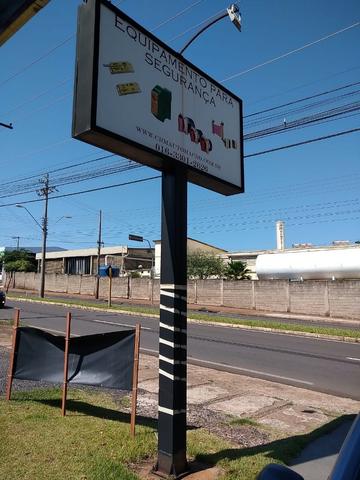 Totem de propaganda em bom estado de conservação