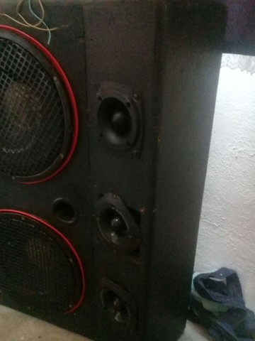Caixa com 2 auto falante de 12 e 3 twite. O caixa é todo forrado no bate pedra e
