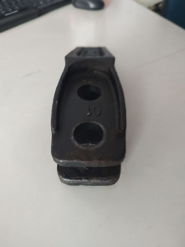 Dentes , unha da  concha da retroescavadeira  original randon  tenho 15 dentes seminova  - Foto 4