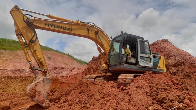 Escavadeira Hyundai 160LC ano 2011
