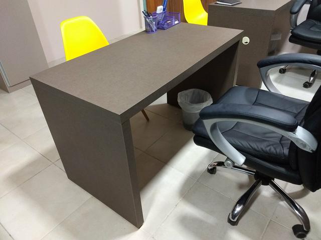 Mesa para escritório praticamente nova - Foto 3