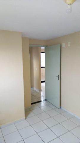 Alugo Apartamento em Capim Macio 2/4 sala,coz,bnh, R$1.200,00 incluso cond,. e IPTU - Foto 2
