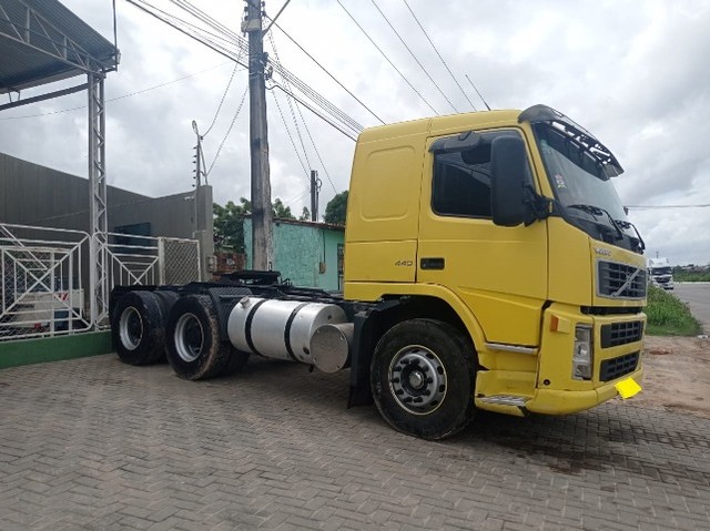 Caminhão Volvo FM 440 cavalo traçado 6x4