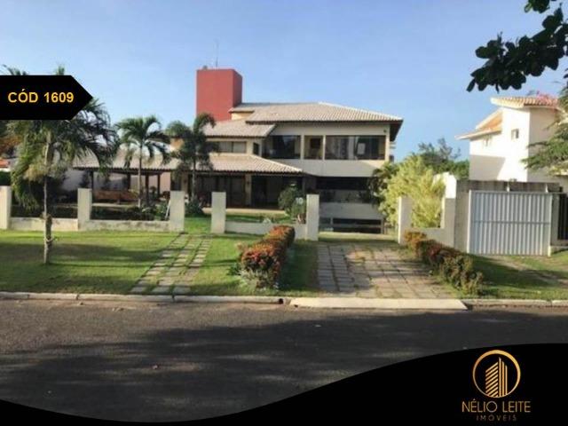 Casa em Piatã com 4/4 suítes e 650m² no Cond Costa Verde