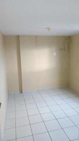 Alugo Apartamento em Capim Macio 2/4 sala,coz,bnh, R$1.200,00 incluso cond,. e IPTU - Foto 5