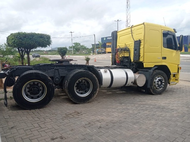 Caminhão Volvo FM 440 cavalo traçado 6x4