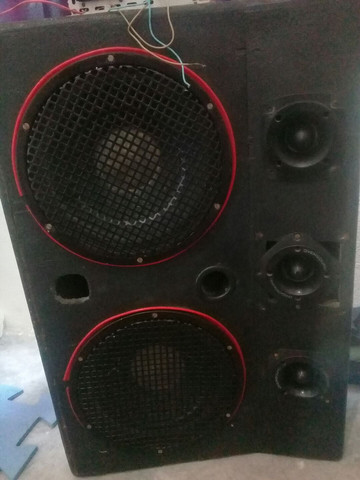 Caixa com 2 auto falante de 12 e 3 twite. O caixa é todo forrado no bate pedra e - Foto 5