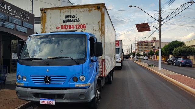 Faço fretes mudanças agrego caminhão em empresa - Foto 3