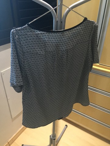 Blusa estampada com mangas  - Foto 2
