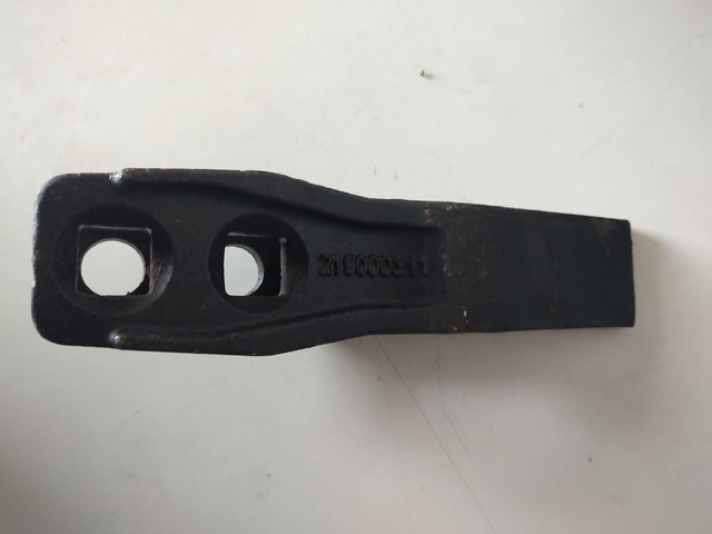 Dentes , unha da  concha da retroescavadeira  original randon  tenho 15 dentes seminova  - Foto 3