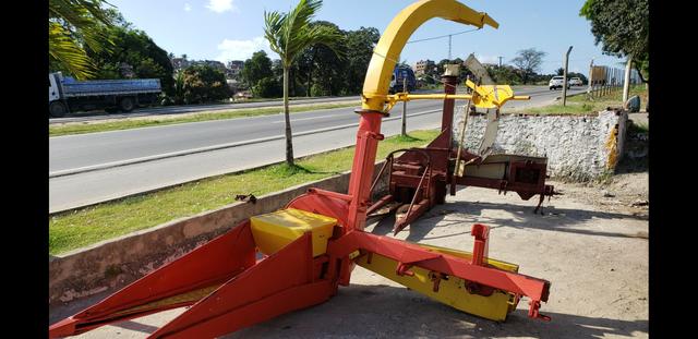 Colhedeira de milho santal semi nova