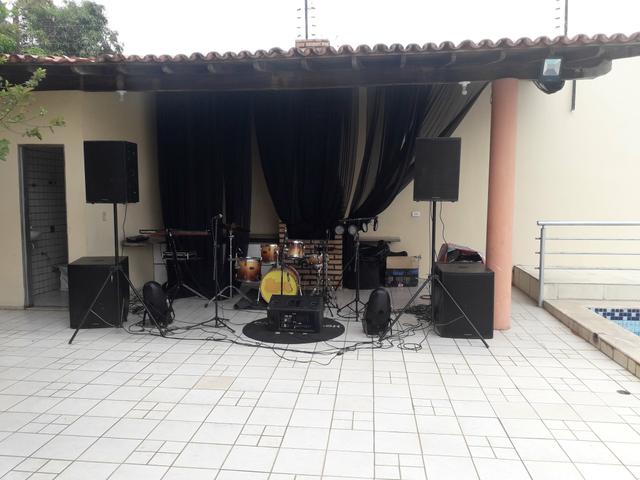Palco, tablado de vidro, sonorização digital, grides iluminação dj e banda - Foto 4