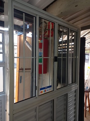 Vitro 4 Folhas Alumínio Branco Com Grade.