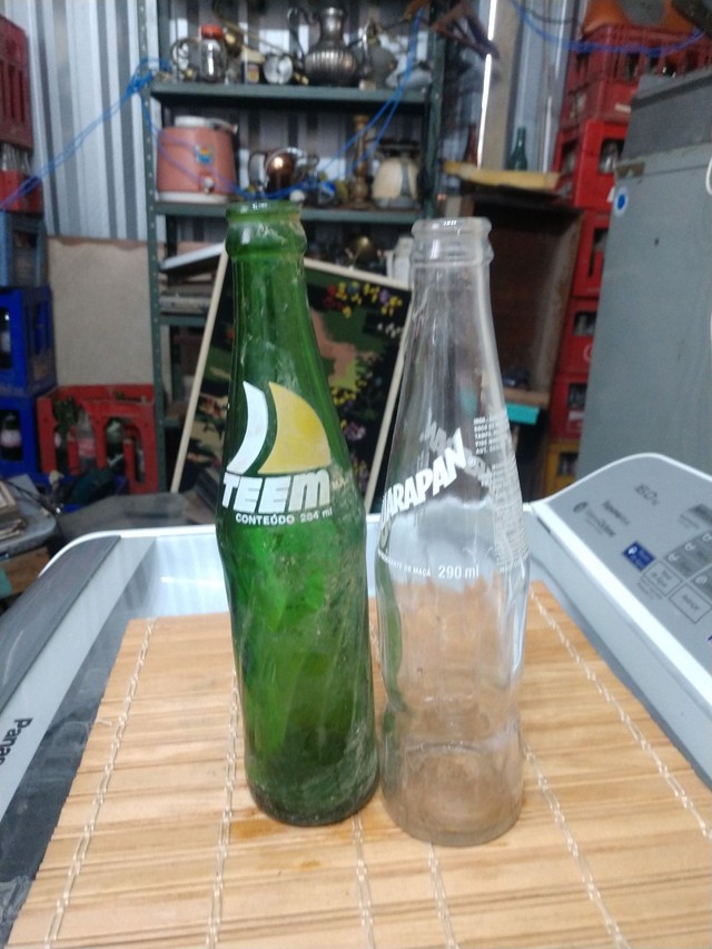 Duas garrafas antigas refrigerantes  - Foto 3