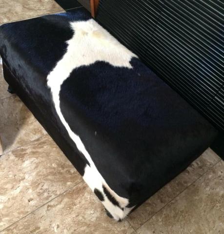 Belissímo Puff em Pele Natural Preto/Branco (NOVO)