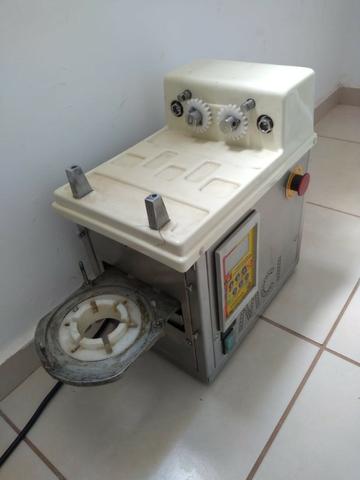 Máquina formadora de salgados